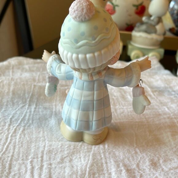 Vintage 2004 Precious Moments. Playing in the snow with dangle mittens figurine - Picture 4 of 5